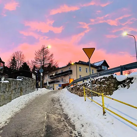 Weranda Sniezka Klimatyczne Mieszkanie Z Widokiem Na Sniezke 10 Minut Do Wyciagow I Swiatyni Wang, Parking W Cenie